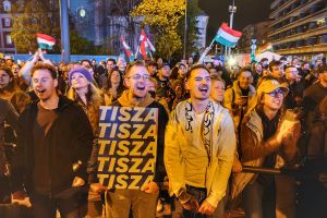 Tisza-Anhänger feiern auf der Wahlparty am 12.04.2026