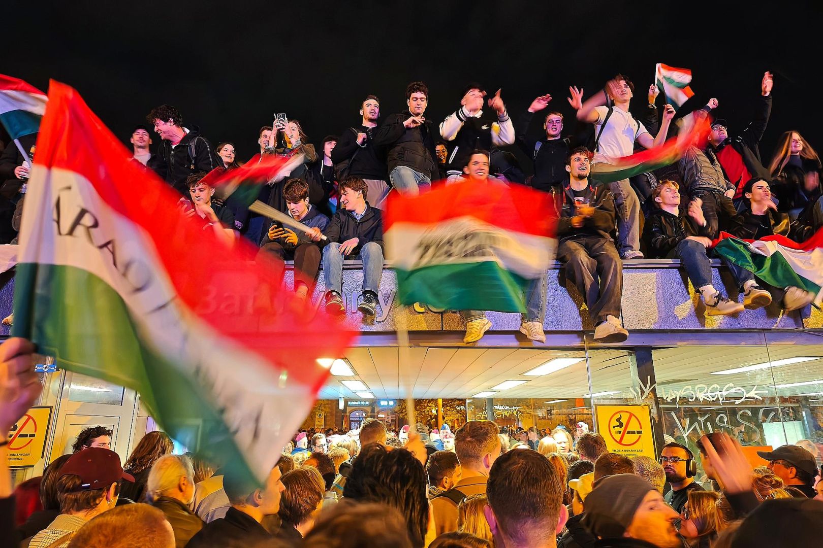 Tisza-Anhänger feiern auf der Wahlparty am 12.04.2026