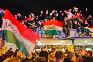 Tisza-Anhänger feiern auf der Wahlparty am 12.04.2026