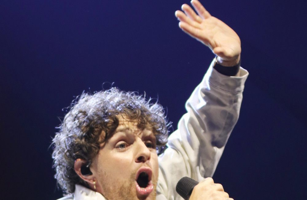 Tom Grennan hat sich einer Operation unterzogen, um Metallplatten aus seinem Kiefer entfernen zu lassen.