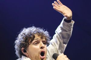 Tom Grennan hat sich einer Operation unterzogen, um Metallplatten aus seinem Kiefer entfernen zu lassen.