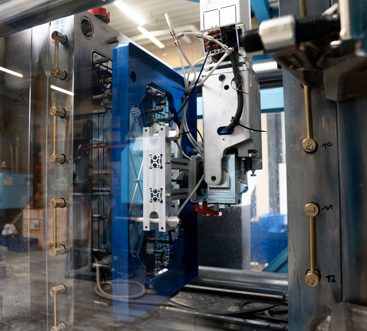 TORWEGGE steigert Effizienz in der Rollenproduktion mit neuer Kunststoffspritzmaschine