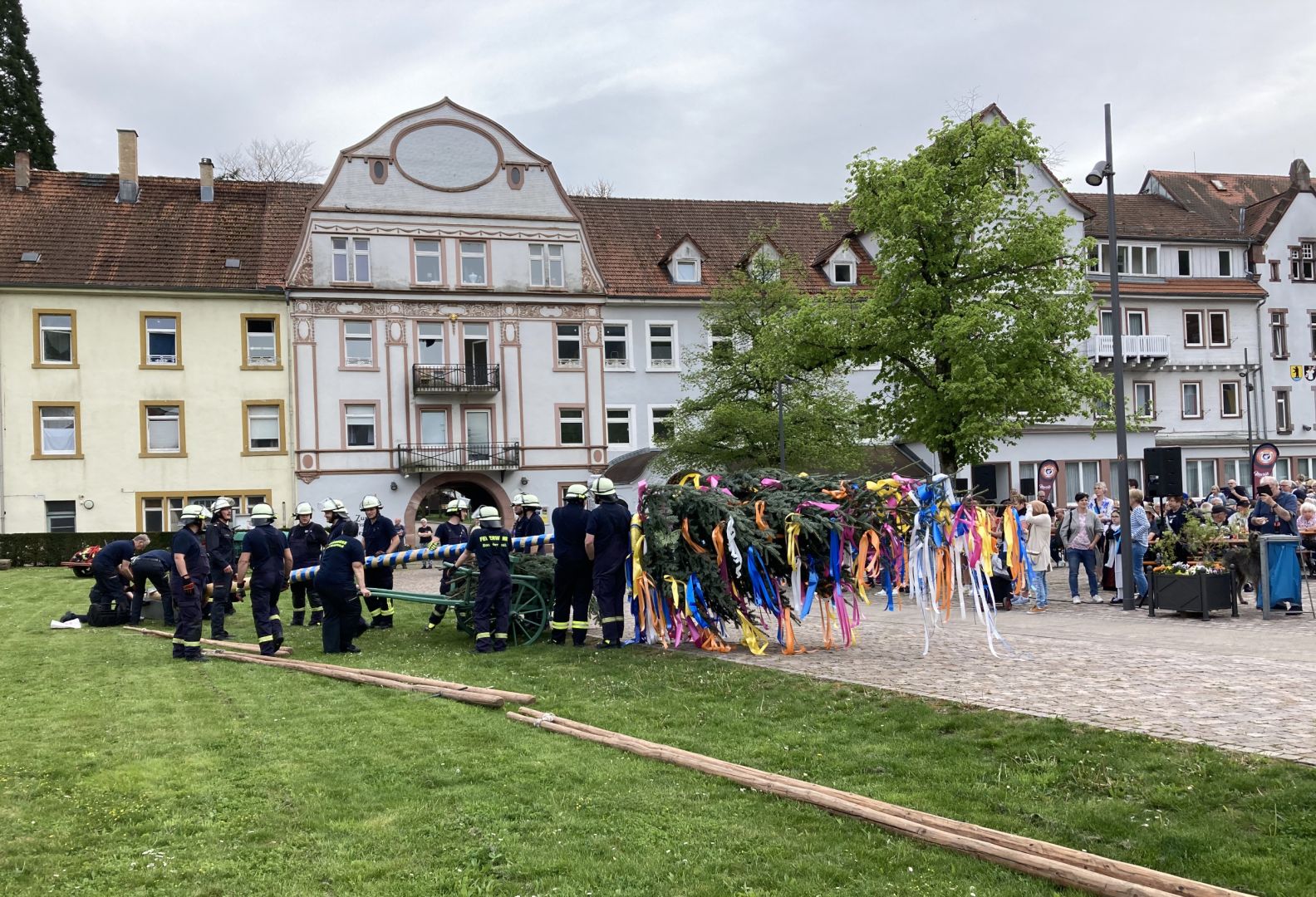 Traditionelles Maibaumstellen am 30. April auf dem Herrenalber Rathausplatz