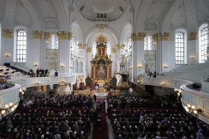 Trauerfeier für Moderator von Tiedemann