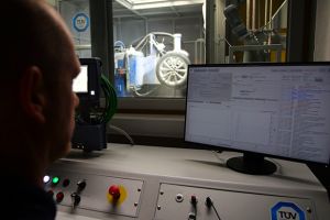 TÜV SÜD feiert Premiere mit neuem Tread Wear Tester