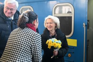 Ukraine-Krieg - von der Leyen besucht Kiew