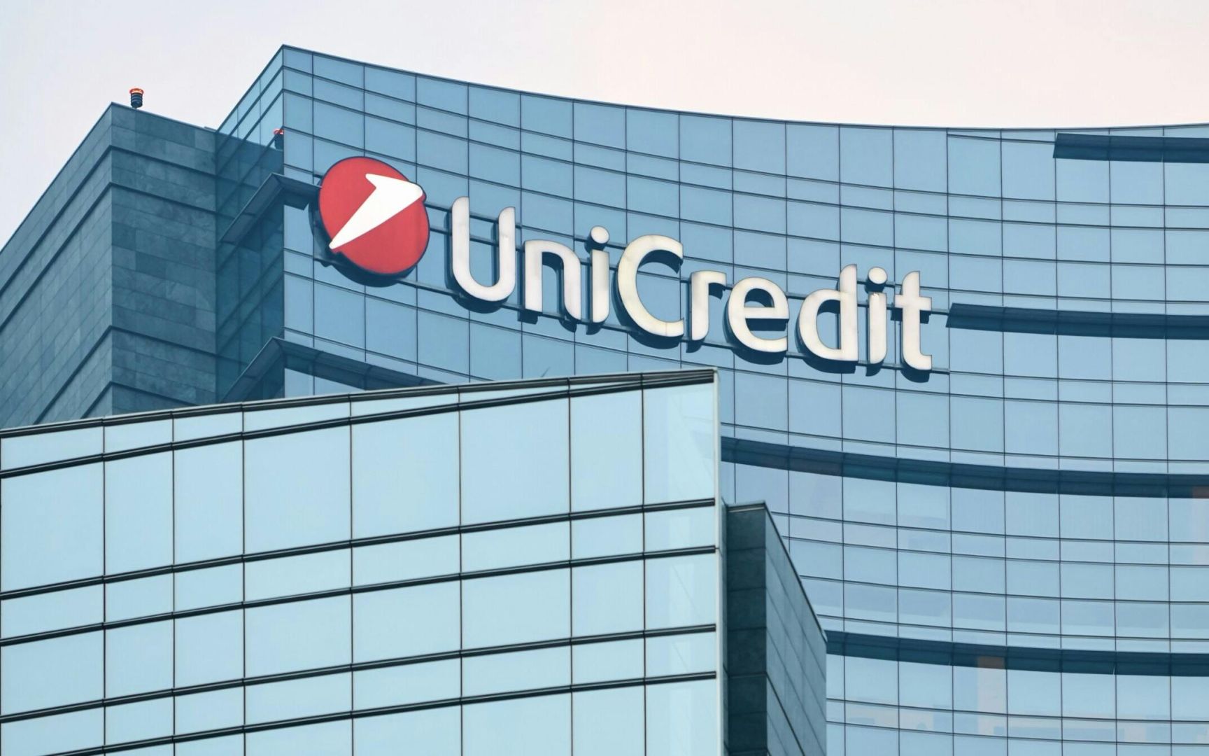 UniCredit stockt Beteiligung an Commerzbank auf – strategischer Einstieg oder stiller Übernahmevorstoß?