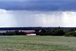 Unwetterwolke über einem Acker (Archiv)
