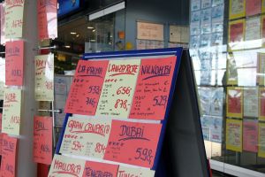 Urlaubsangebote im Reisebüro (Archiv)