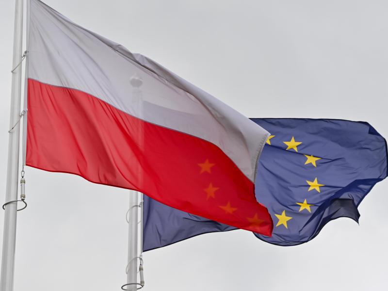 Polnische Flagge und EU-Flagge