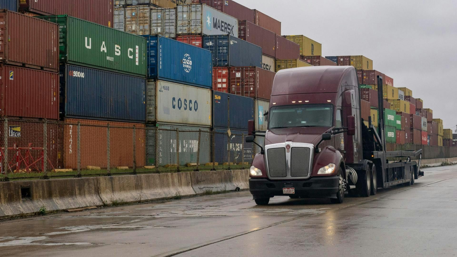 US-Handelsdefizit explodiert – stärkster Anstieg seit 1992 belastet Wachstum