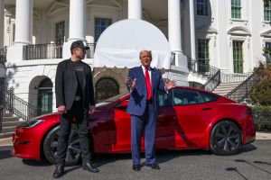 US-Präsident Donald Trump (r) und Tesla-CEO Elon Musk 