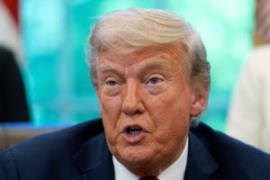 US-Präsident Trump spricht mit Reportern im Oval Office