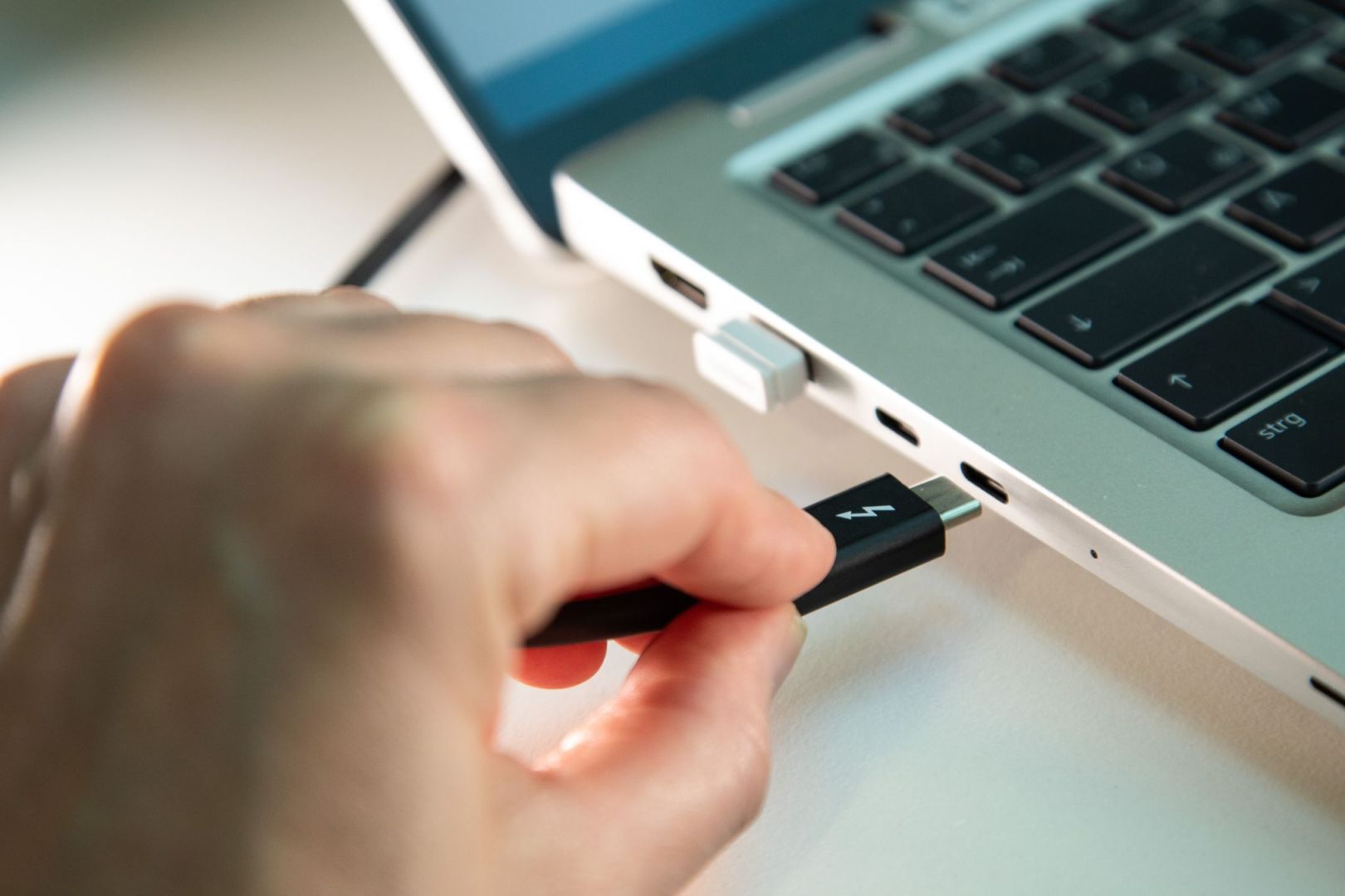 USB-C Ladebuchse und Ladekabel an einem Laptop