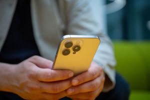 User benutzt ein Smartphone