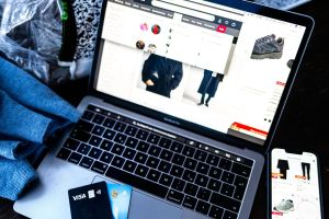 Verschiedene Online-Shops sind auf einem Laptop geöffnet
