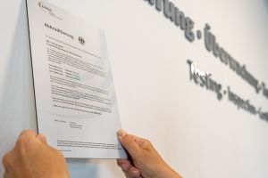 Vertrauen durch geprüfte Qualität – Warum Akkreditierung für Hersteller entscheidend ist
