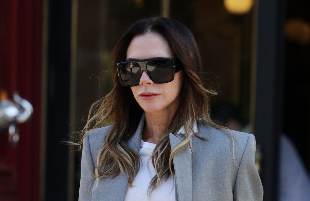 Victoria Beckham hat sich Monate nach der explosiven Erklärung ihres Sohnes Brooklyn zur 'Brand Beckham' und ihrem Erziehungsstil geäußert.