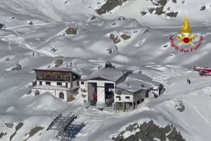 Viele Menschen sitzen nach Seilbahn-Unfall in Italien fest