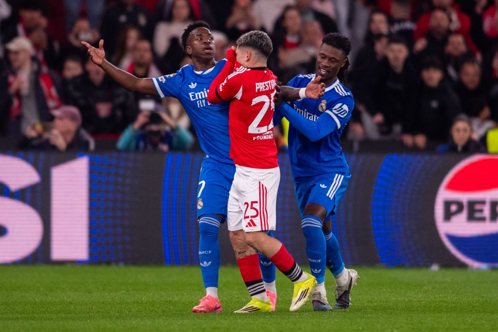 Vinicius Junior und Gianluca Prestianni