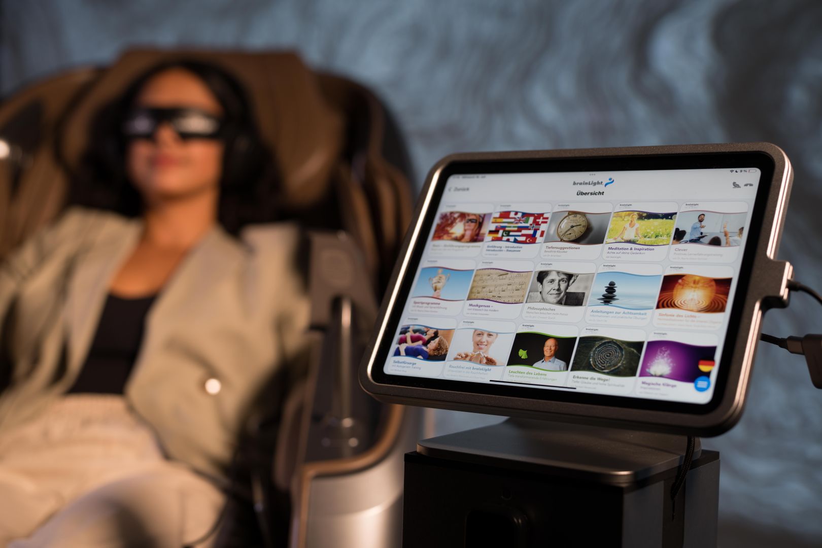 Vitaldaten-Check als Brücke zur Selbstwahrnehmung: brainLight führt 4D Shiatsu Massagesessel „Tide“ ein