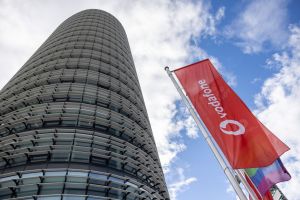 Vodafone-Flaggen vor der Deutschlandzentrale