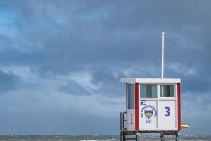 Von Quads auf dem Festland und Spielgeräten am Strand
