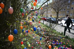 Vor Ostern in Berlin - Straße ist mit tausenden Eiern dekoriert