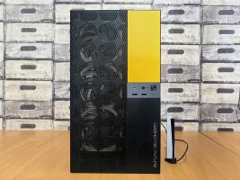 Vorderansicht eines eleganten, modernen PC-Towers mit gelben Akzenten und geometrischem Design.