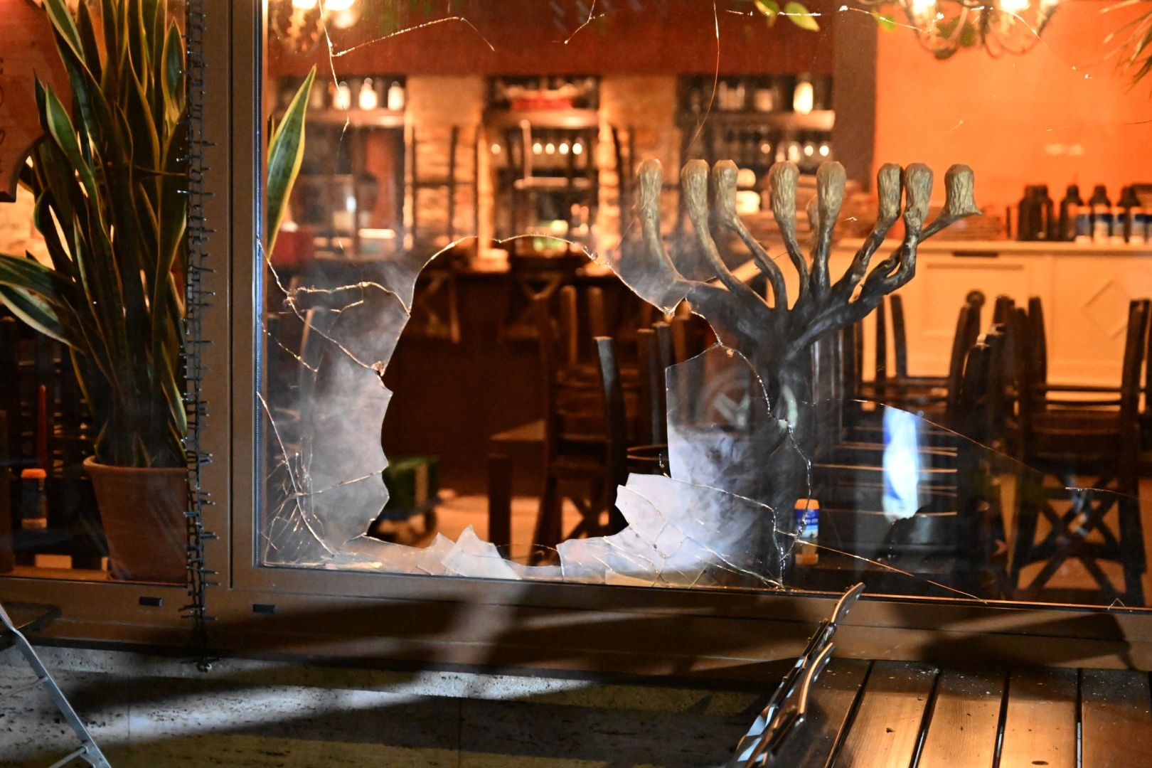 Vorfall an iraelischem Restaurant - Fenster beschädigt