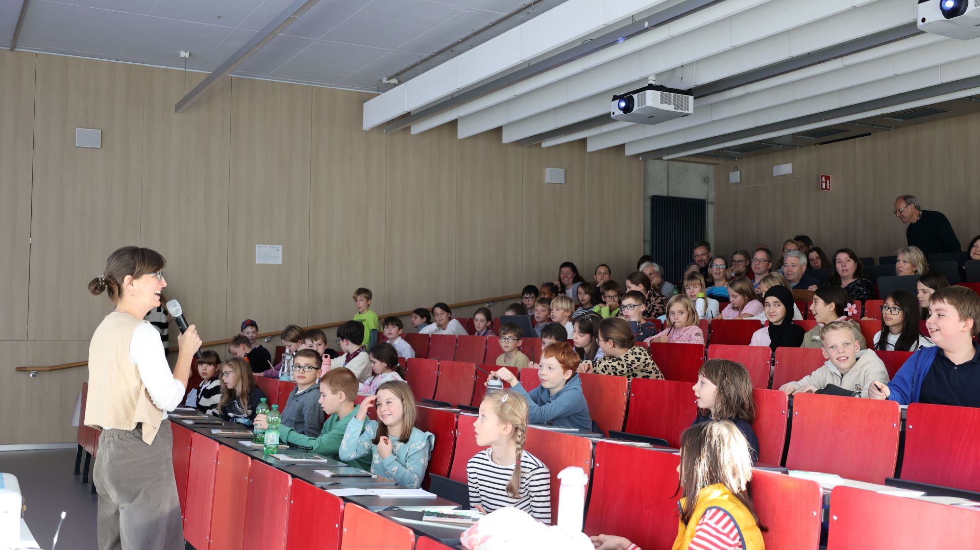 Vorlesung im Kinderformat und 33 kleine Diplomanden