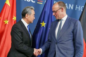 Wang Yi und Friedrich Merz (Archiv)