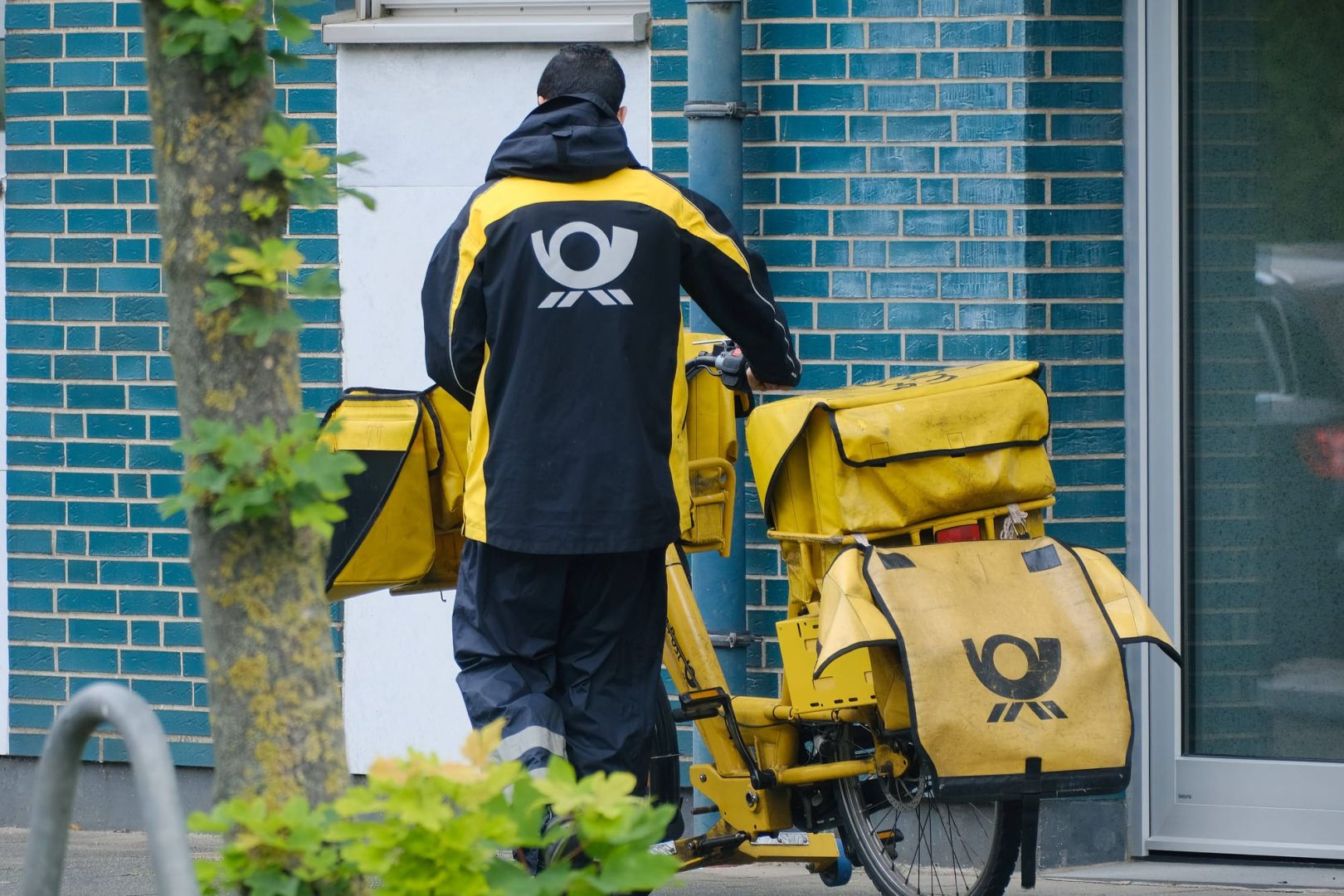 Warum DHLs Sparstrategie die Post unpünktlich macht