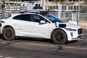 Waymo bittet DoorDash-Kuriere um Hilfe: Wenn Robotaxis an banalen Alltagsproblemen scheitern