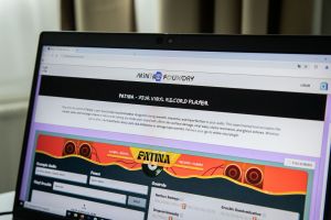 Webseite «Patina» von Minta Foundry auf einem Laptop