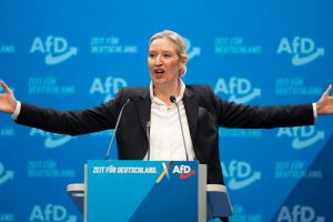 Weidel stürzt in Umfrage ab – Klöckner nun beliebteste Politikerin Deutschlands