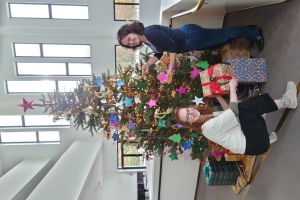 Weihnachtsbaum im Aalto-Theater erfüllt Kinderwünsche