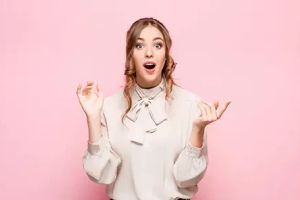 Weiße Verfärbungen auf den Zähnen: Harmlos oder Warnsignal?