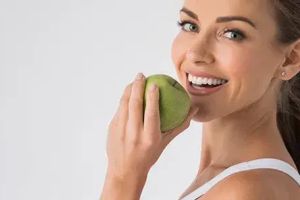 Weiße Zähne ohne Risiko: Warum sanfte Zahnpflege besser ist als Bleaching