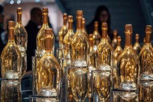 Weisswein und Schaumwein gewinnen deutlich