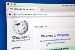 Wikipedia versus KI: Zum 25-jährigen Jubiläum stellt sich die Zukunftsfrage