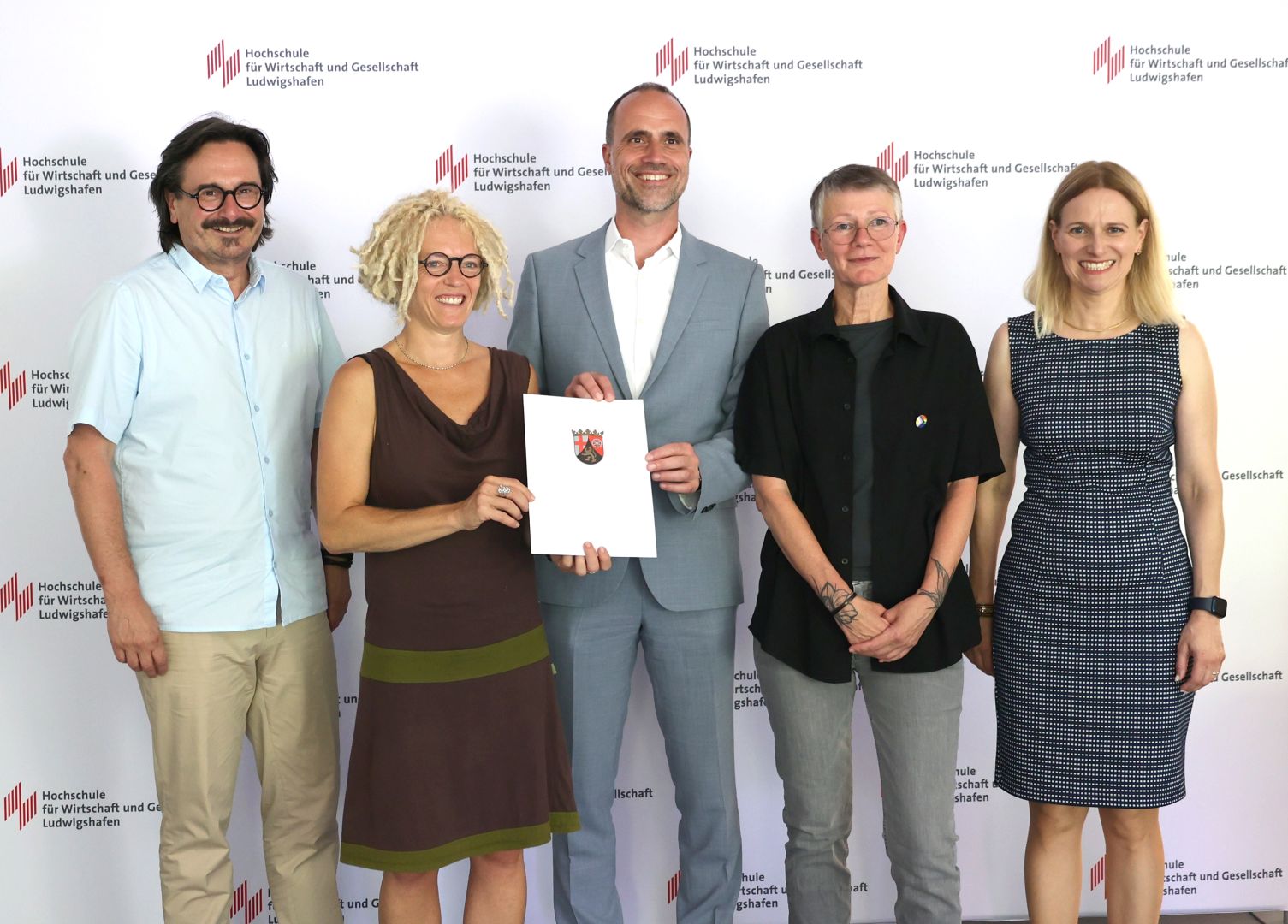 Wissenschaftsminister Clemens Hoch übergibt Förderbescheid für das Projekt „PRO.SOZIAL“ an Forschende der Johannes Gutenberg-Universität Mainz und der Hochschule für Wirtschaft und Gesellschaft Ludwigshafen