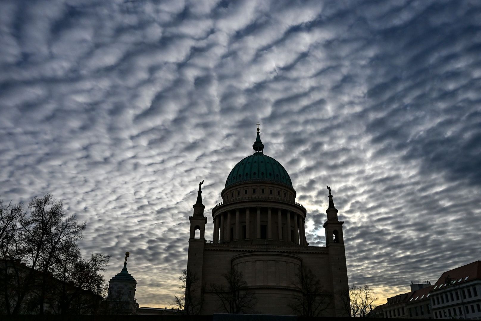 Wolken über der Nikolaikirche