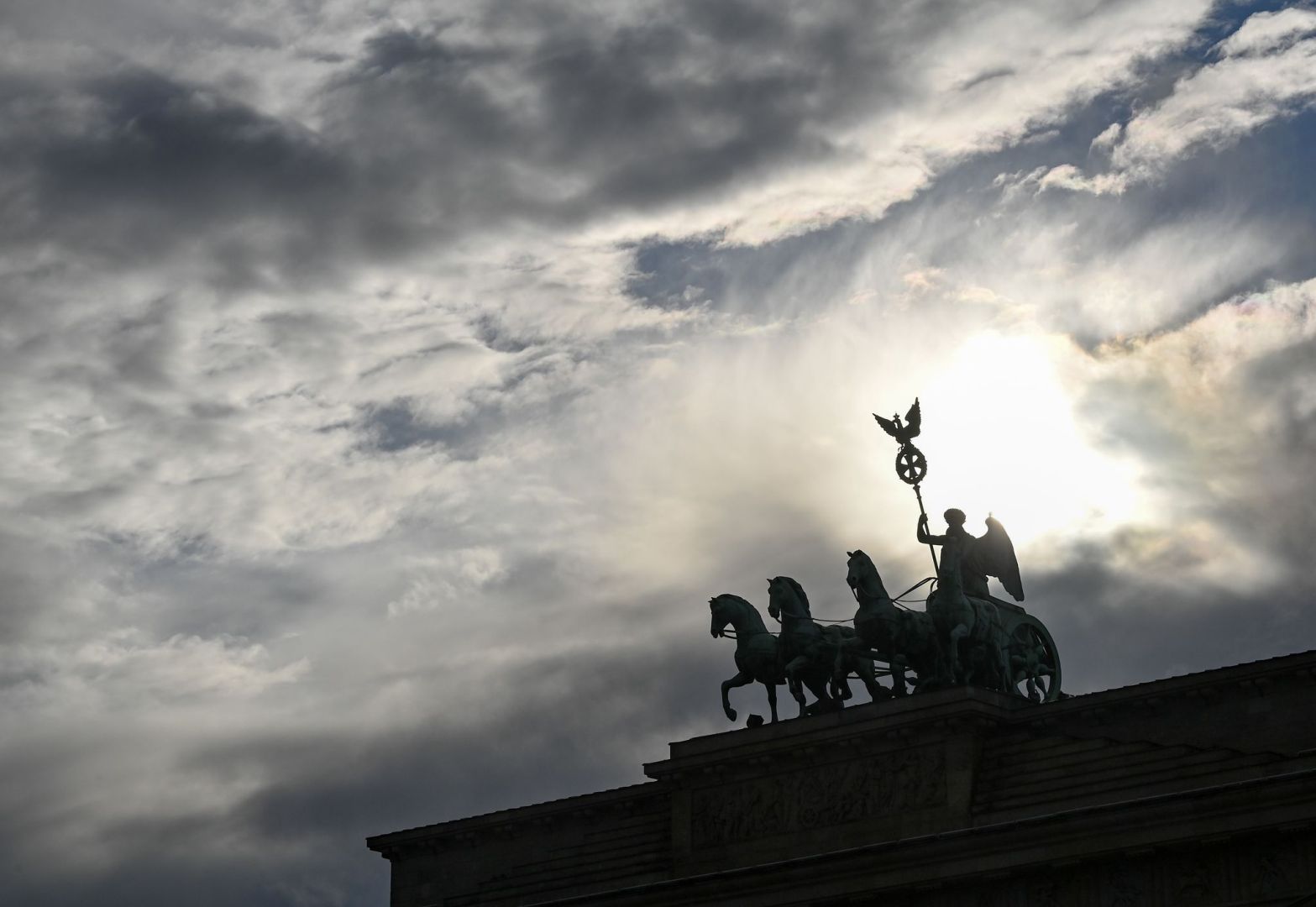 Wolkenhimmel über dem Brandenburger Tor