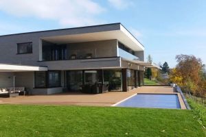 Modernes Wohnhaus mit grosszügiger WPC-Terrasse und Aussenbereich