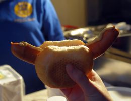 Wurst-Hunger an der Tankstelle