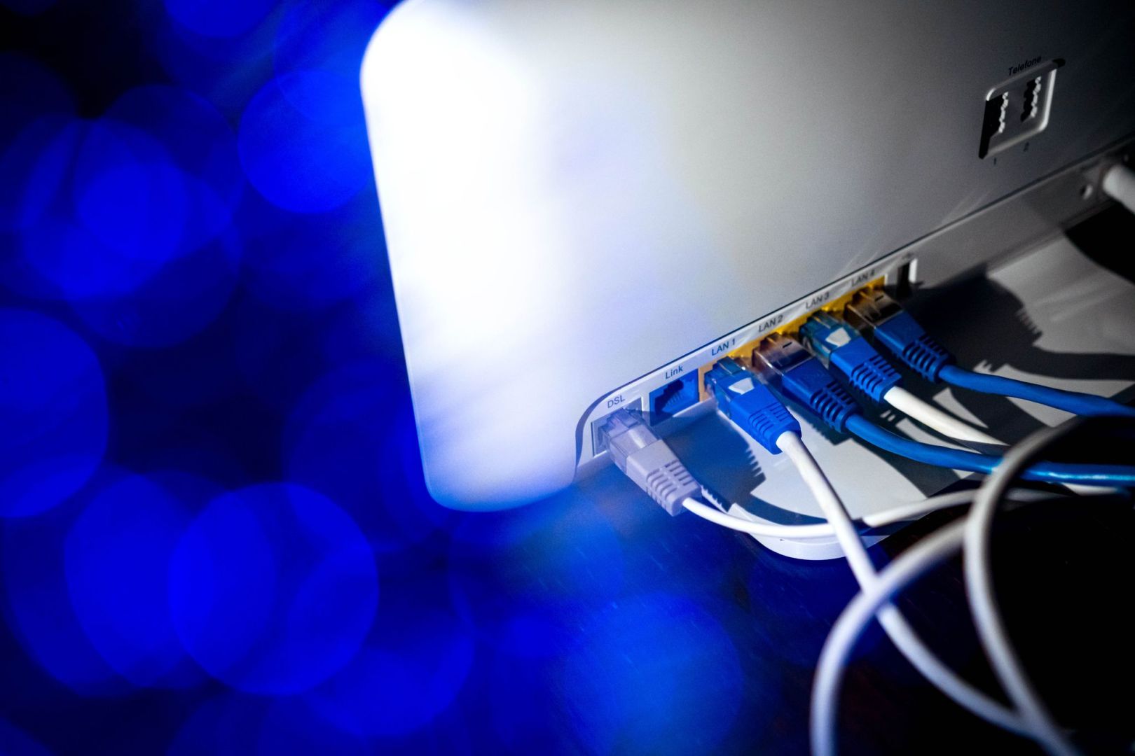 Zahlreiche Netzwerkkabel stecken in einem Router