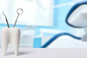 Zahnersatz richtig reinigen: Ultraschall schützt Prothesen, Implantate & Kronen