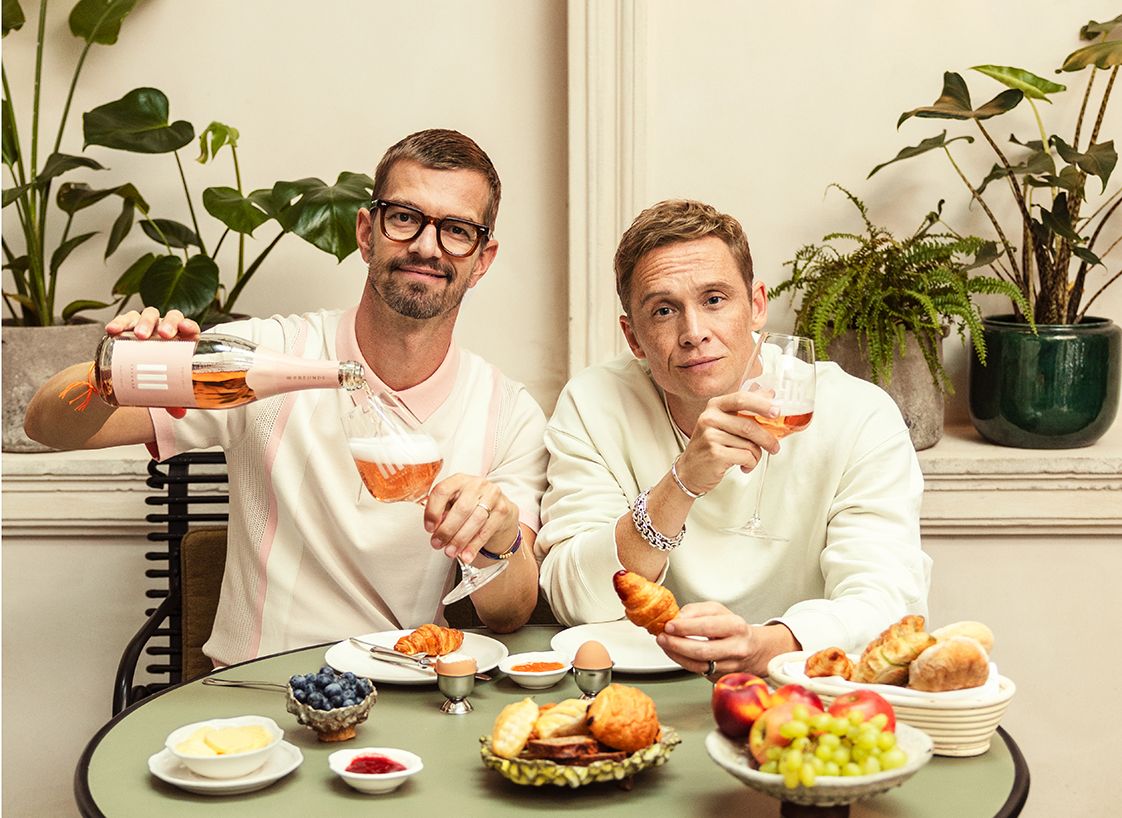 Zu Ostern lassen Joko Winterscheidt und Matthias Schweighöfer die Korken knallen