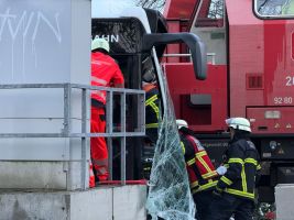 Zug kollidiert mit Bus in Hamburg
